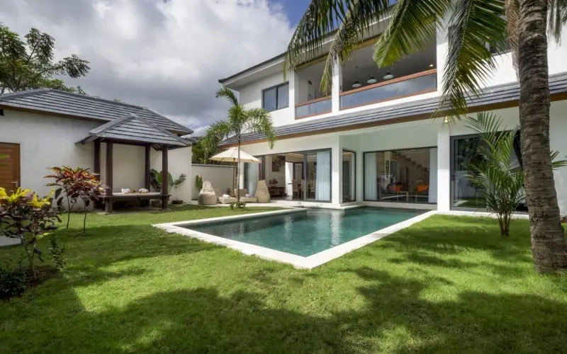 Contemporary Luxury Villa With Three Bedrooms Private Tropical Garden in Seminyak 21