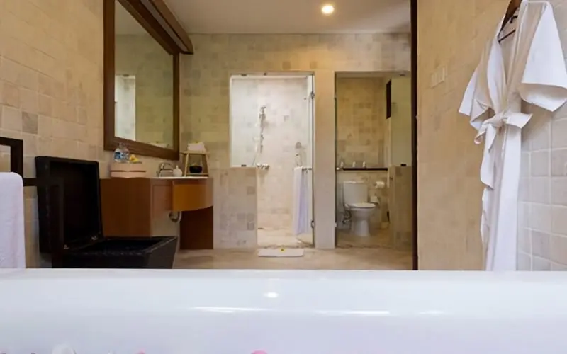 Luxurious 6 Bedroom Villa in Ubud with a Serene 25m Pool Oasis bath